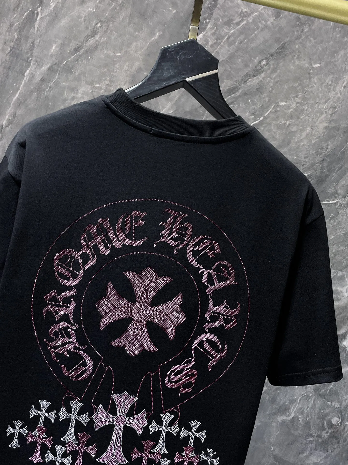 P170 New Chrome Hearts 25ss for summer. High-weight, environmentally friendly and high-quality top-quality fabric. 260g~285g. Heavy-duty hot-drilled horseshoes, Sanskrit letters, cross short-sleeves. Counter synchronization. 1:1 replica version. Recommended color: black. Size: S, M, L, XL.
